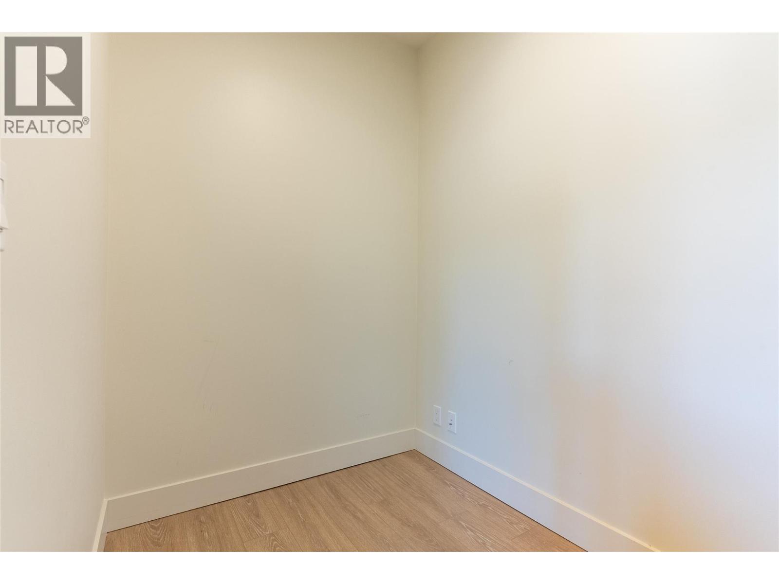 #306 885 UNIVERSITY Drive - 12