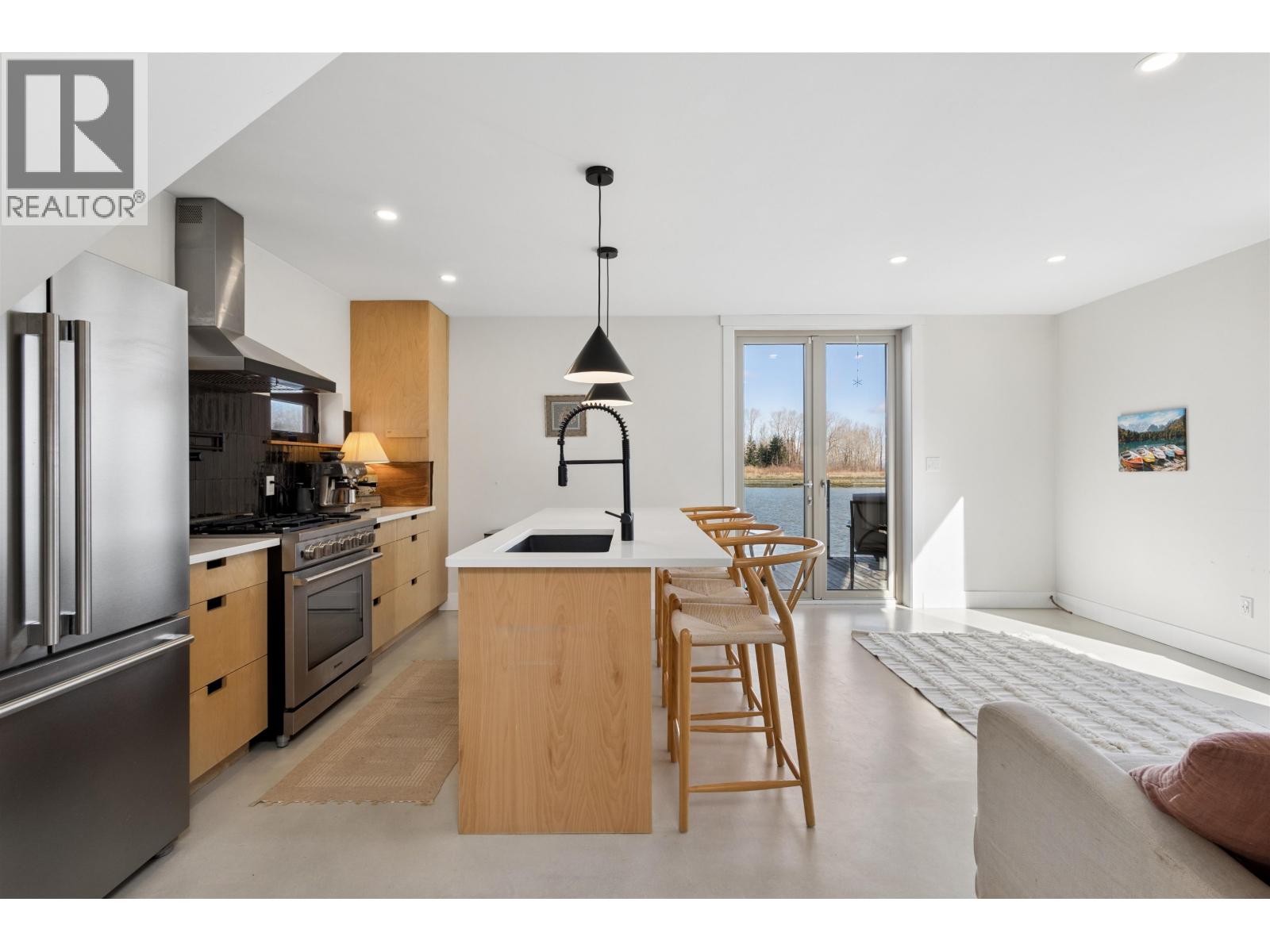 4345 RIVER Road West, Ladner