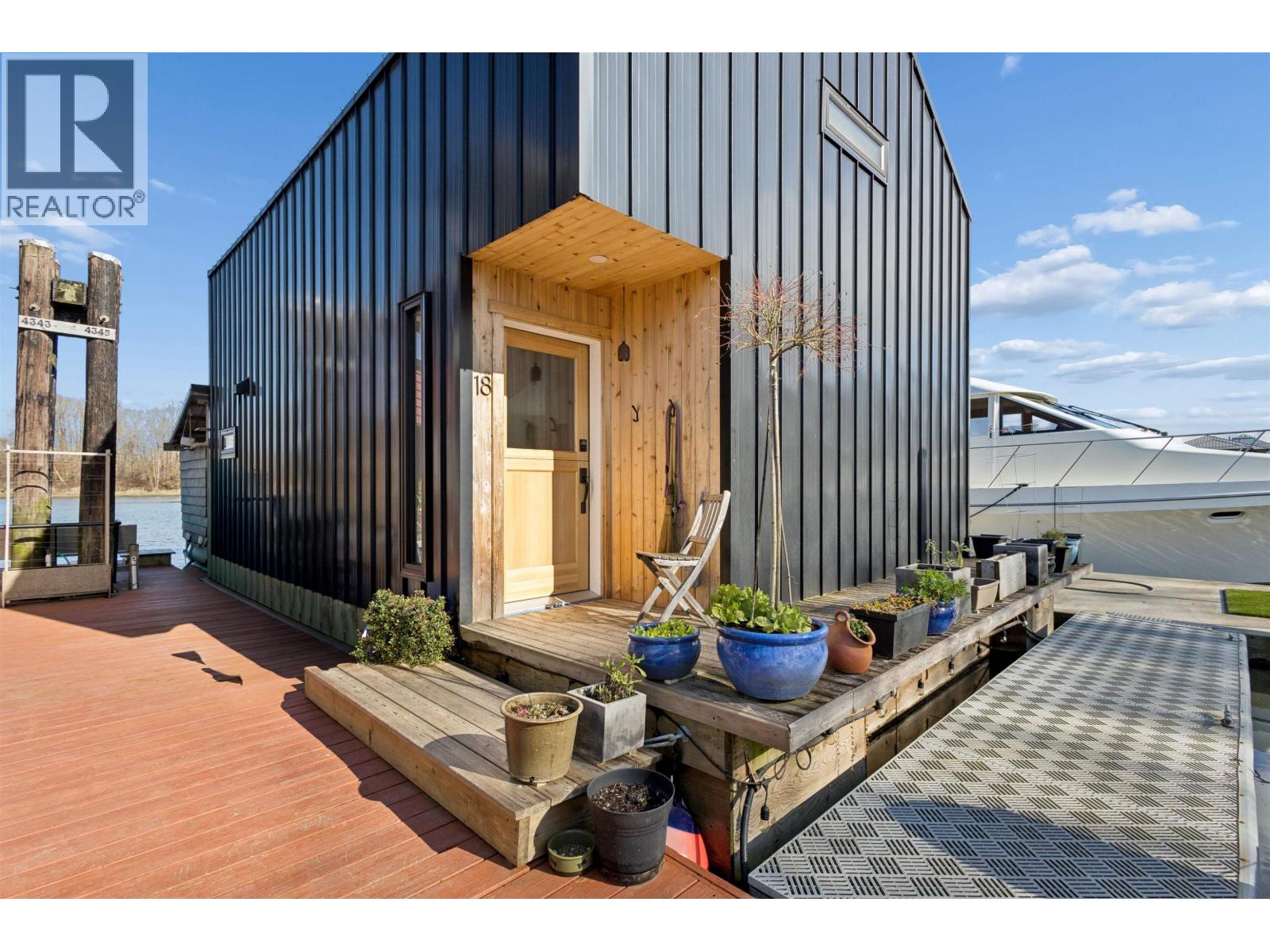 4345 RIVER Road West, Ladner