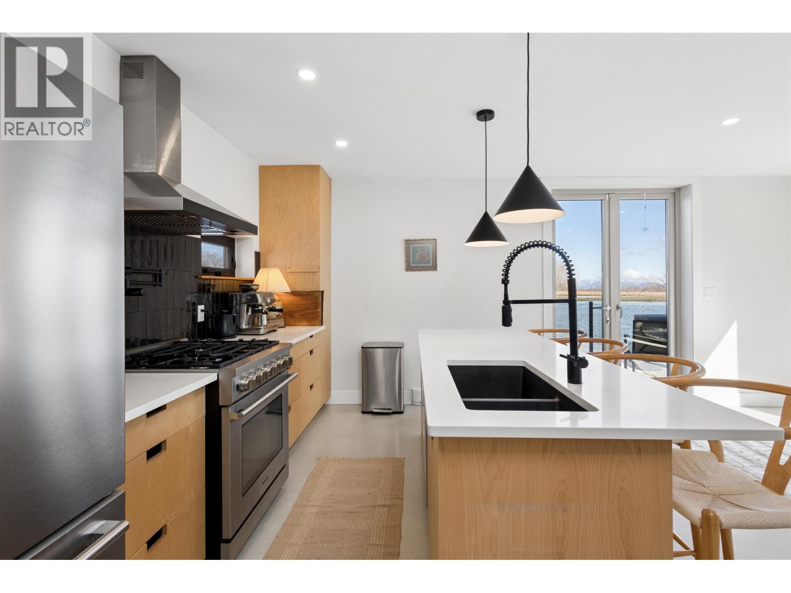 4345 RIVER Road West, Ladner