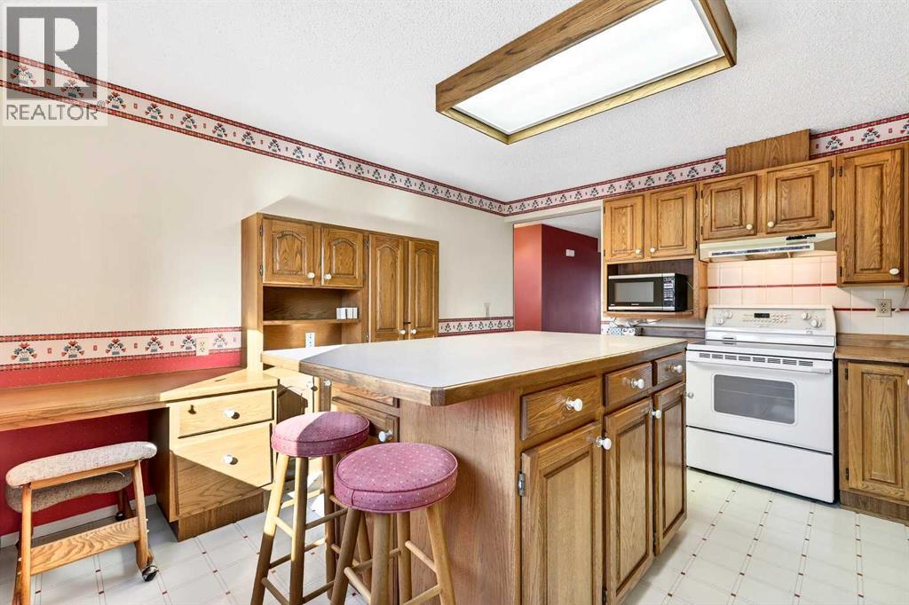 Single Family House 4 Level for Sale in  Glamis Terrace SW Glamorgan Calgary 