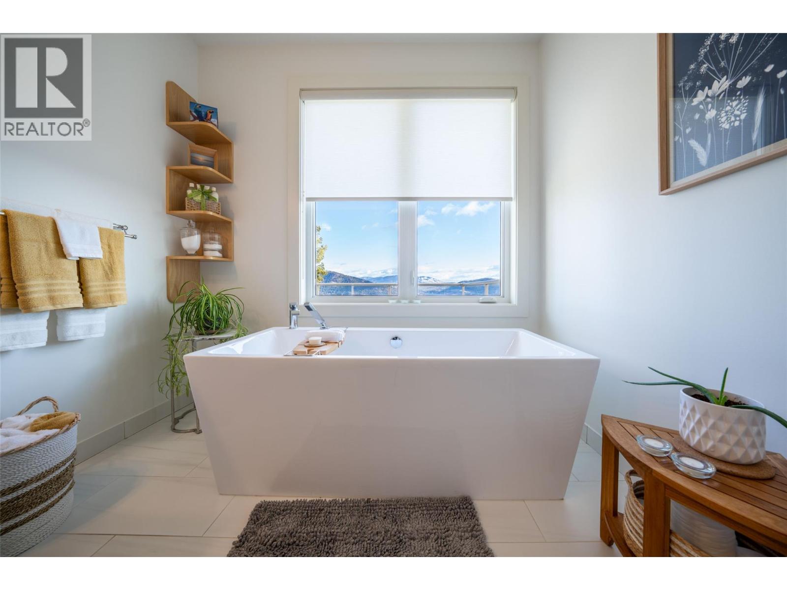 132 CROWN CRESCENT - 35