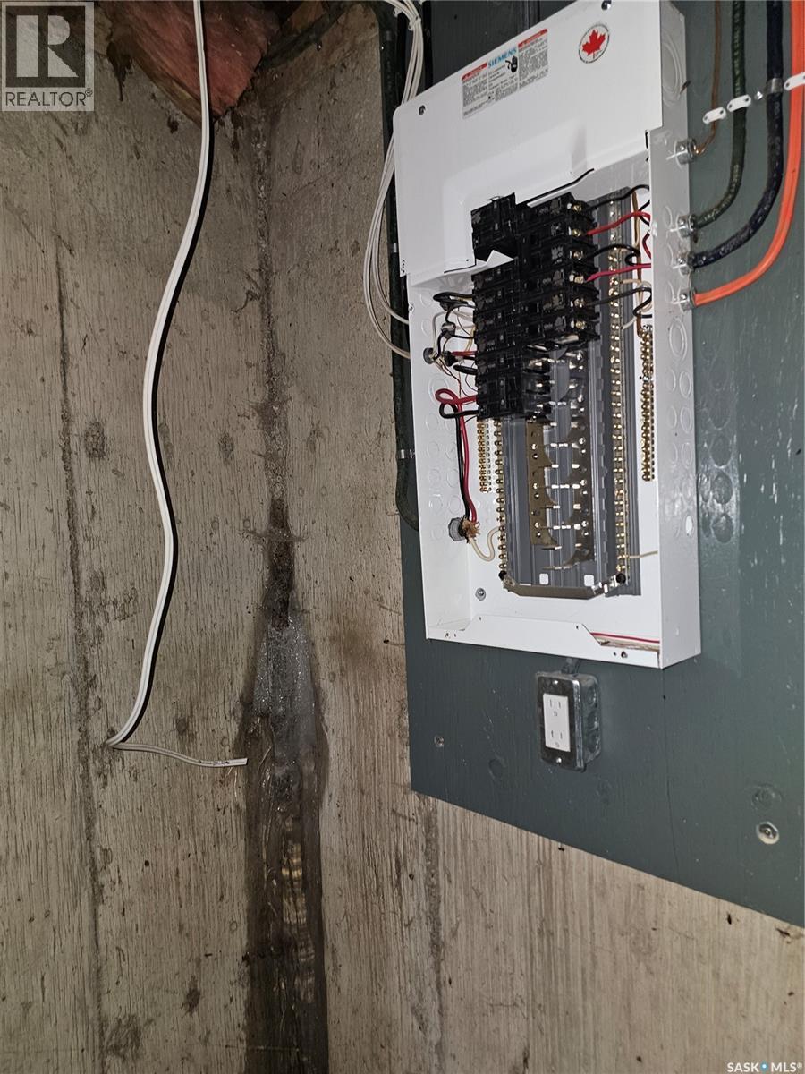 1038 VETERANS AVENUE - 12