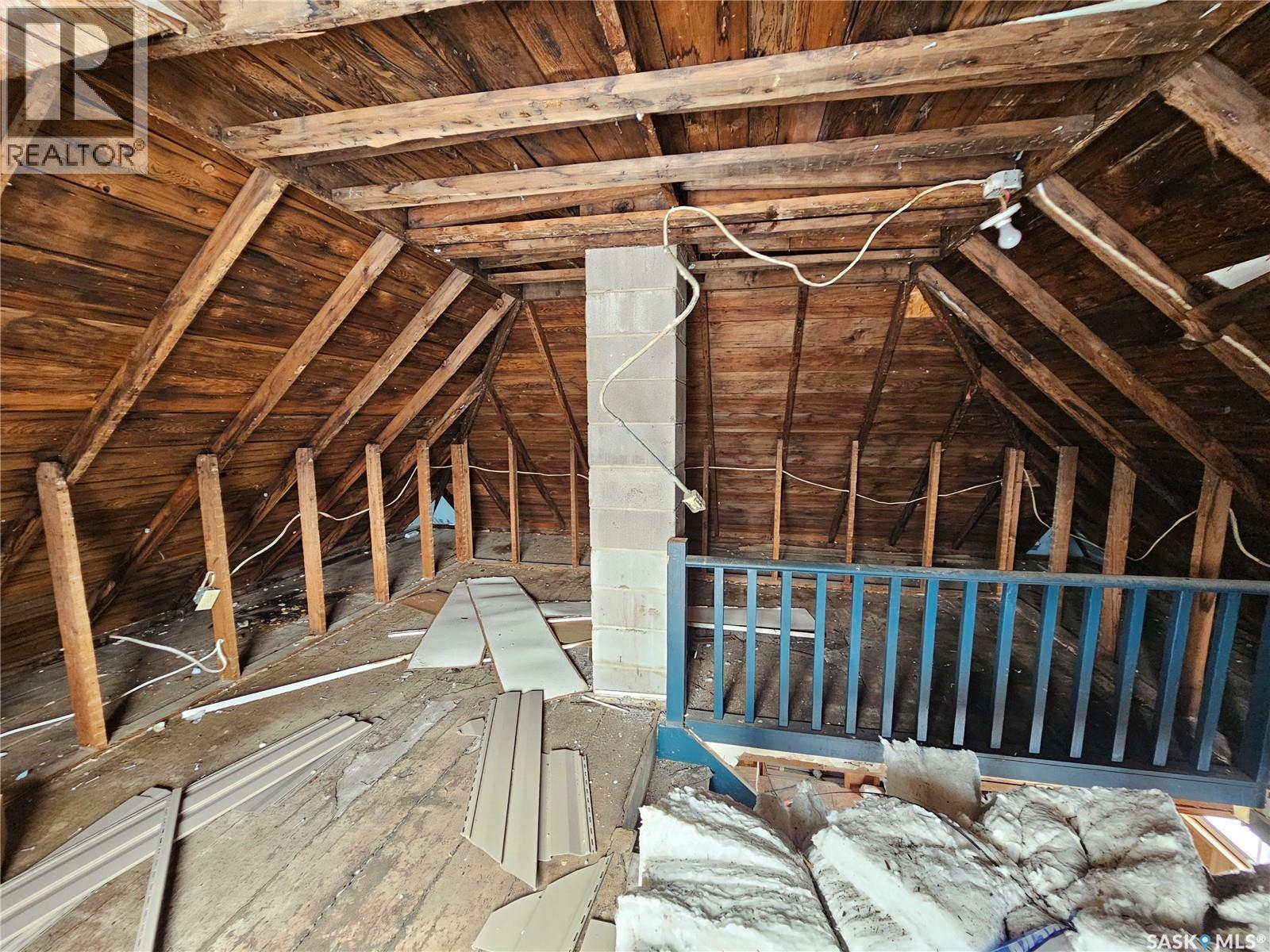 1038 VETERANS AVENUE - 25