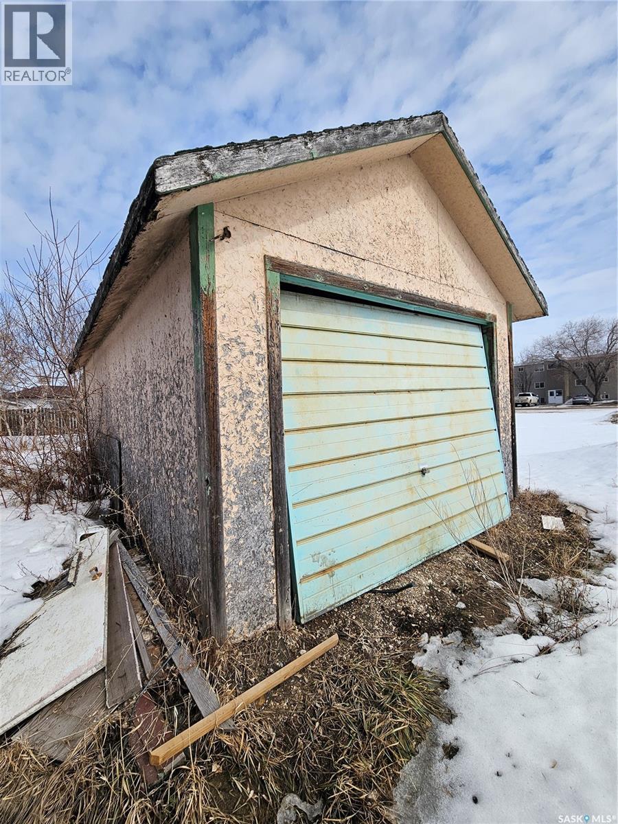 1038 VETERANS AVENUE - 6