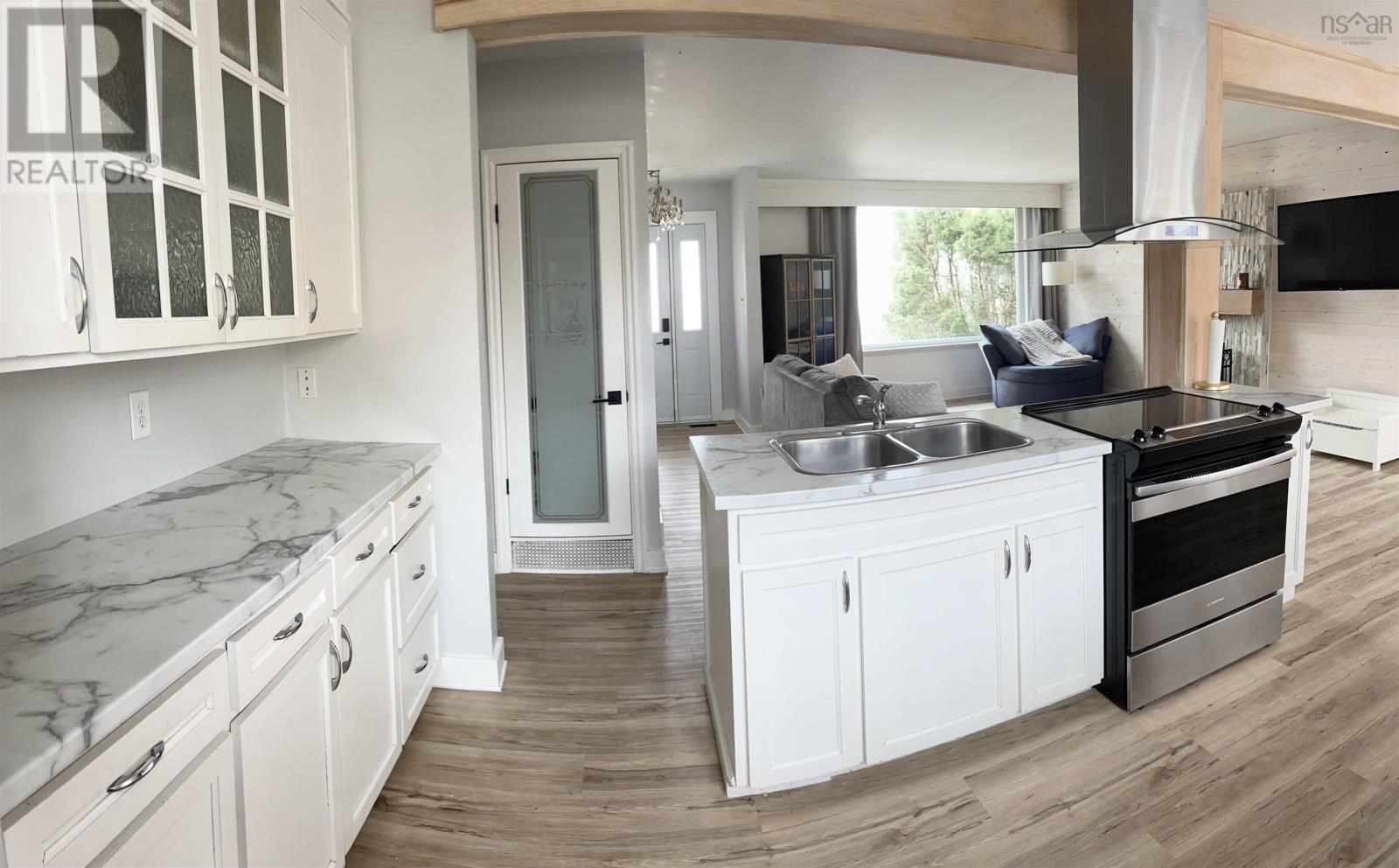 Property 21 of 35 of 73 MACKILLOP