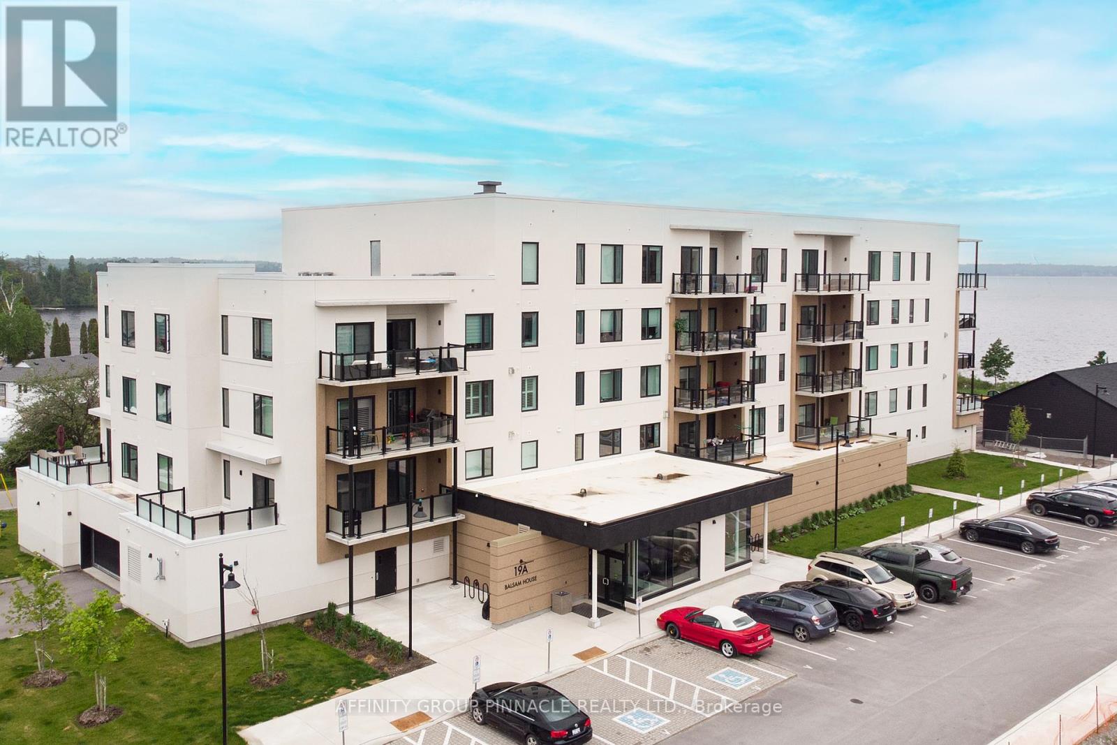 302 - 19 A WEST STREET N