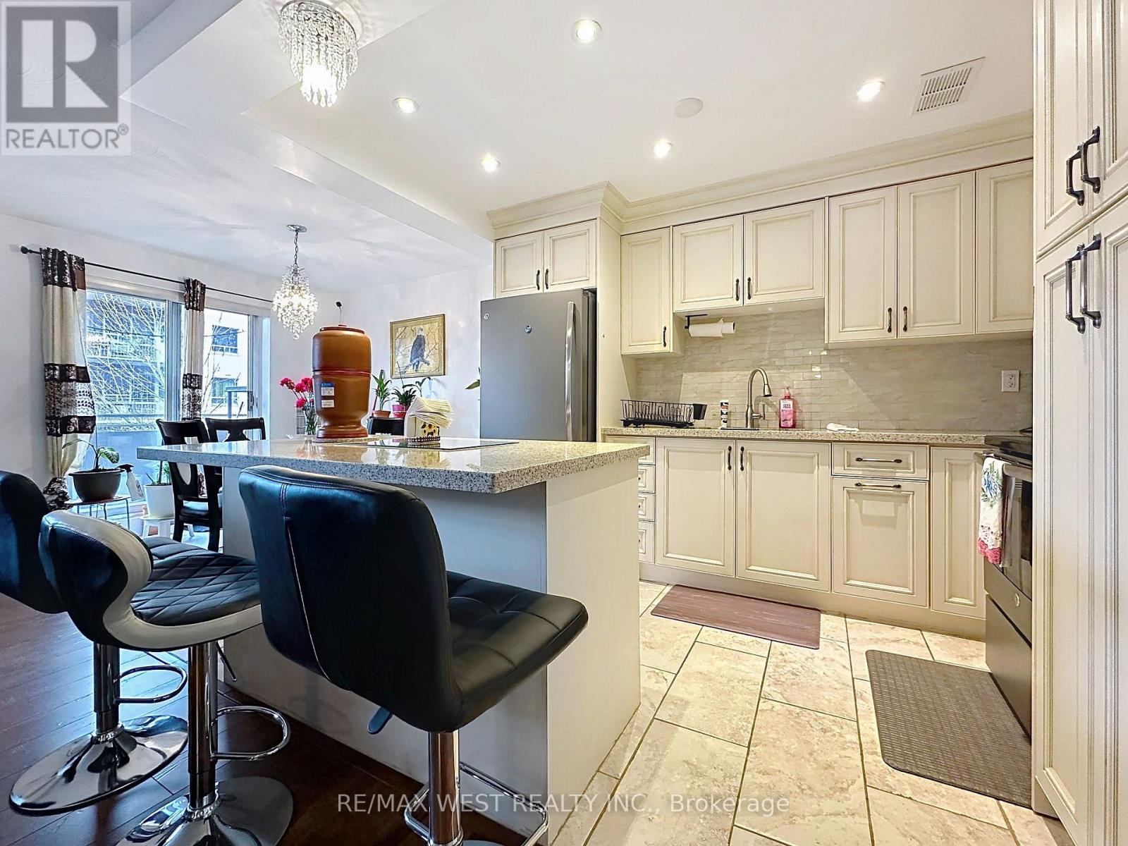 #206 800 KENNEDY ROAD - 11