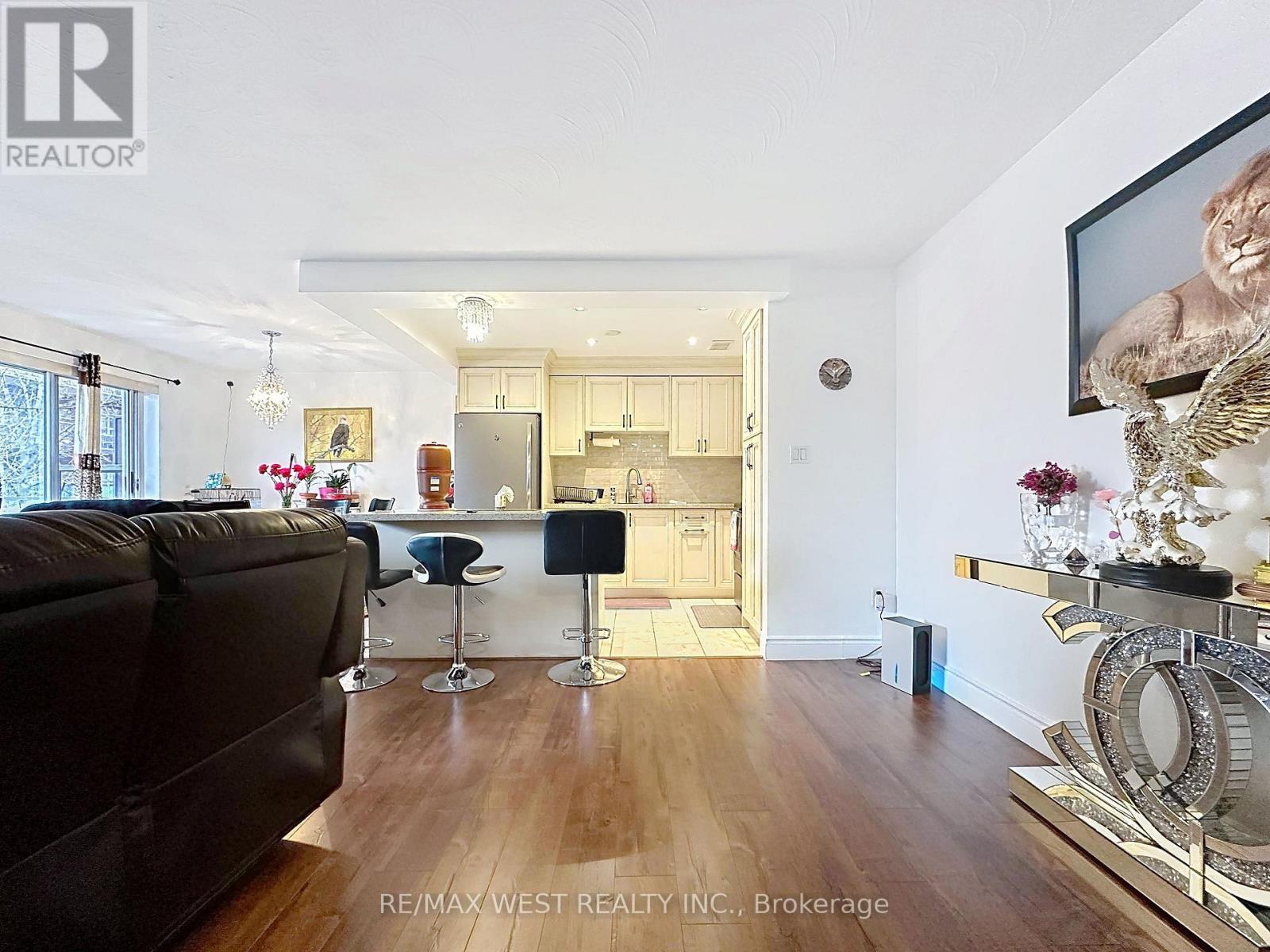 #206 800 KENNEDY ROAD - 6