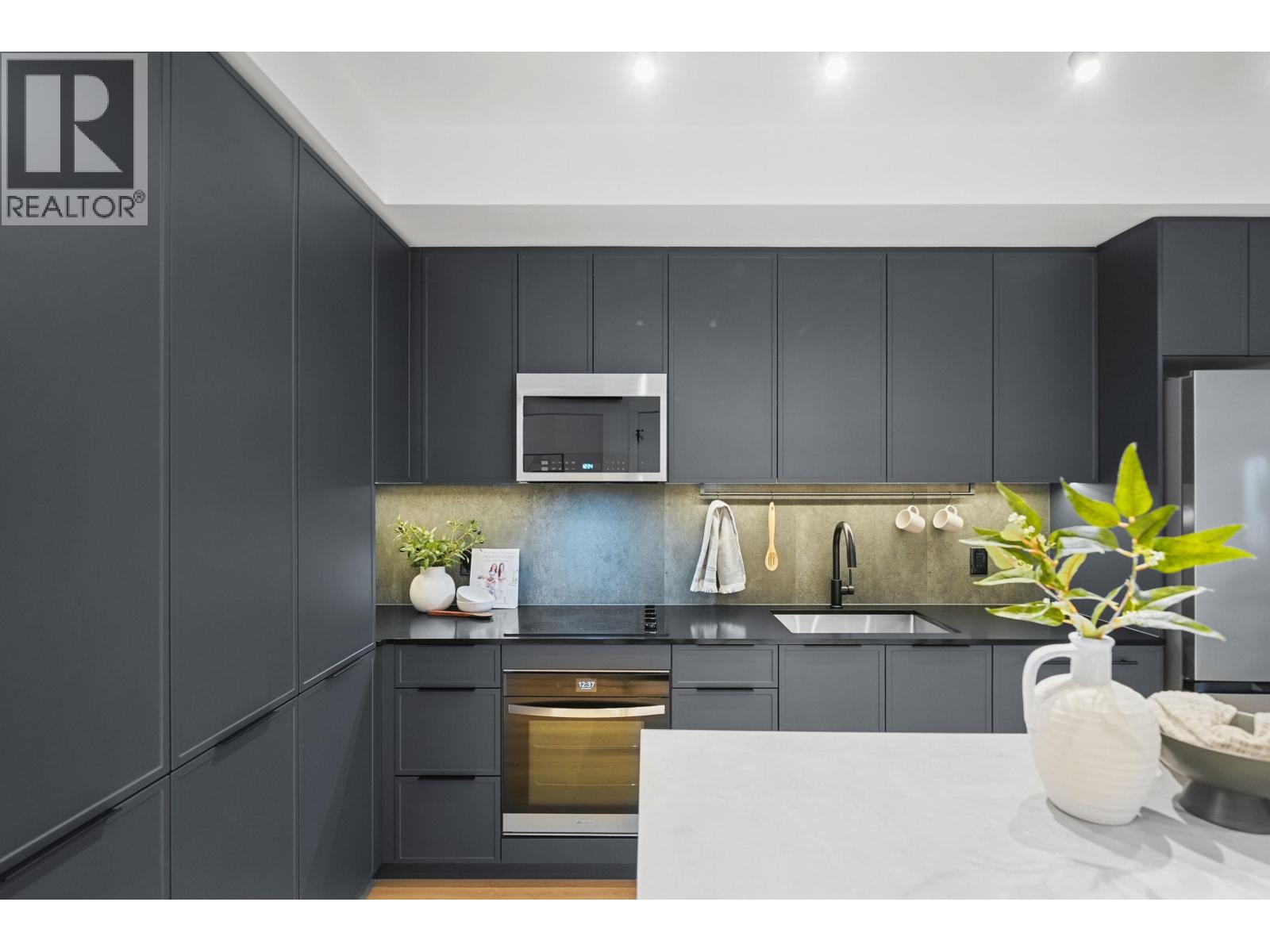 205 3055 MURRAY STREET, Port Moody