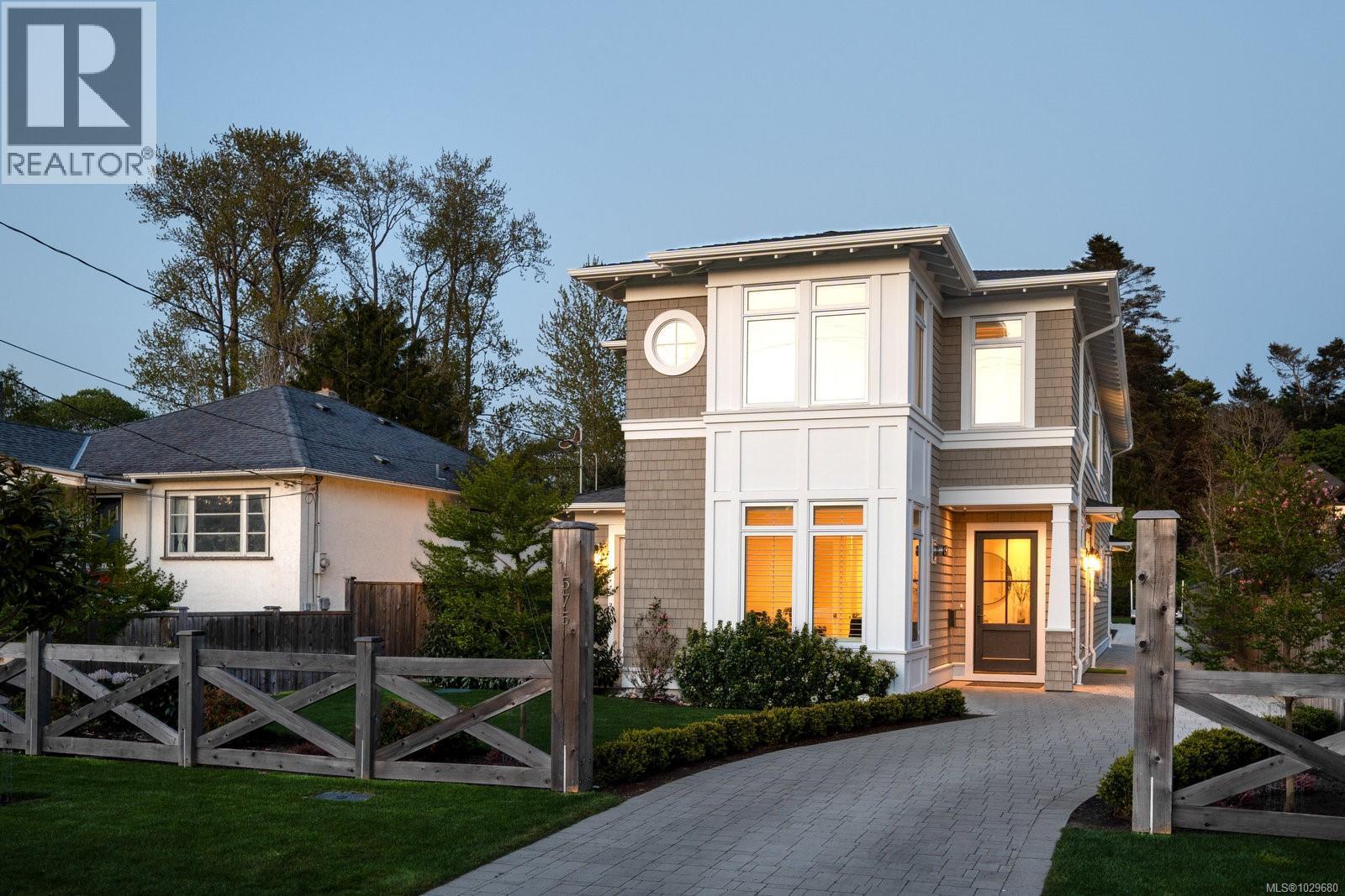  575 St. Patrick Street, Oak Bay