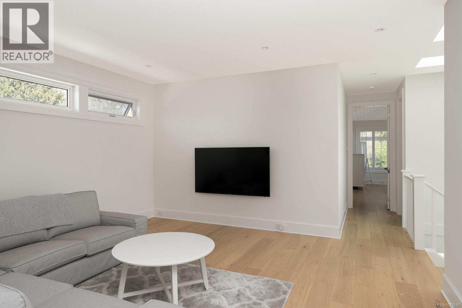  575 St. Patrick Street, Oak Bay