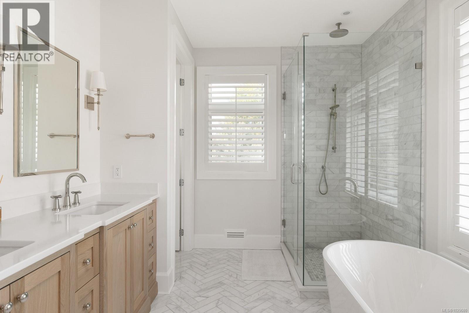  575 St. Patrick Street, Oak Bay