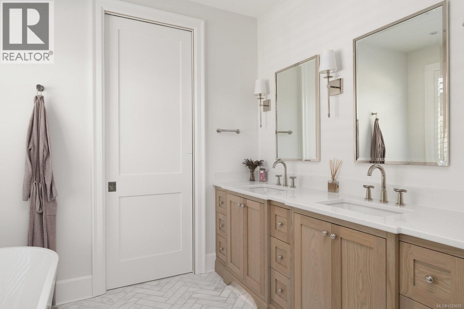  575 St. Patrick Street, Oak Bay