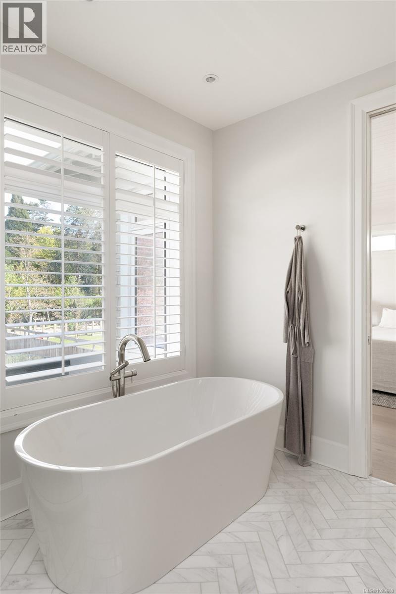  575 St. Patrick Street, Oak Bay