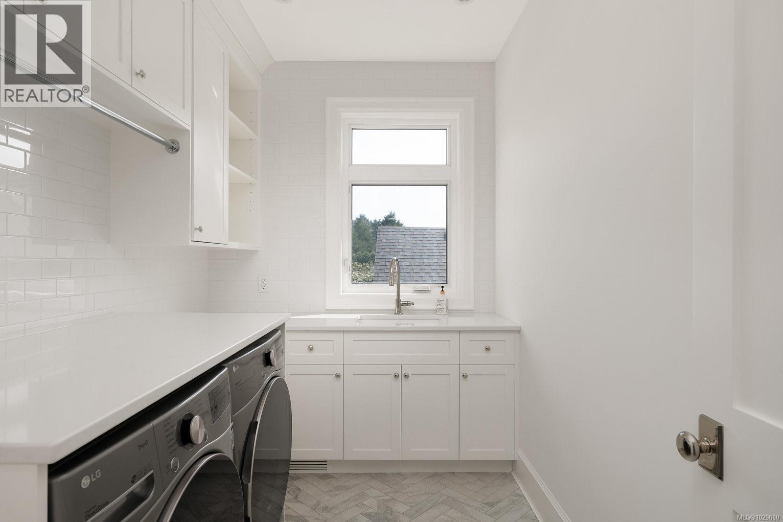  575 St. Patrick Street, Oak Bay