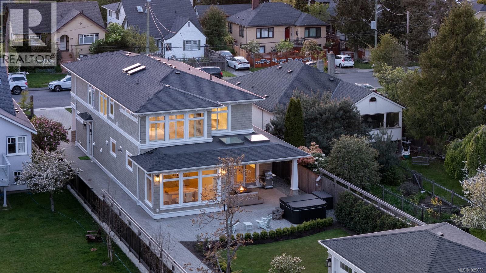  575 St. Patrick Street, Oak Bay