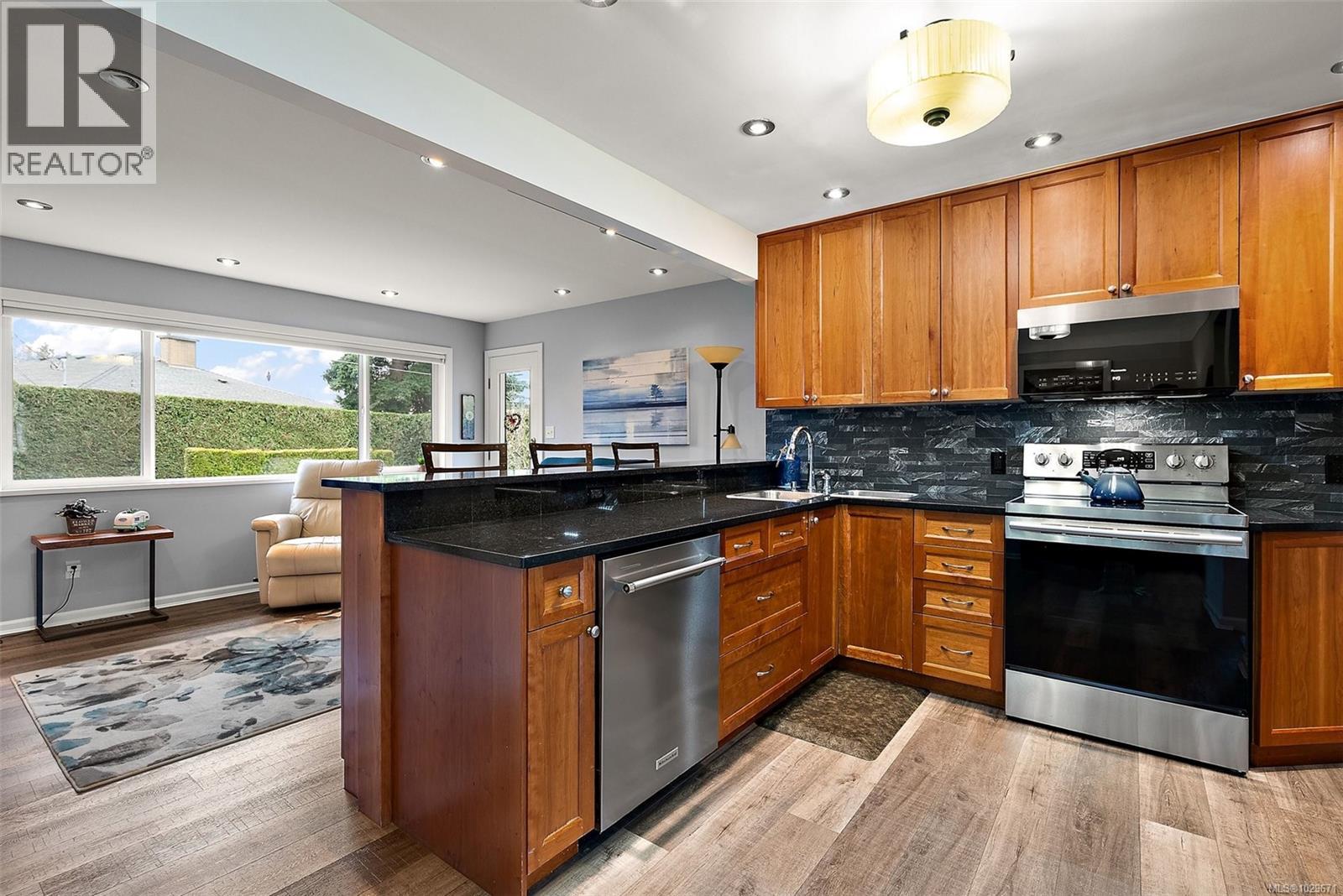  2861 Eastdowne Road, Oak Bay