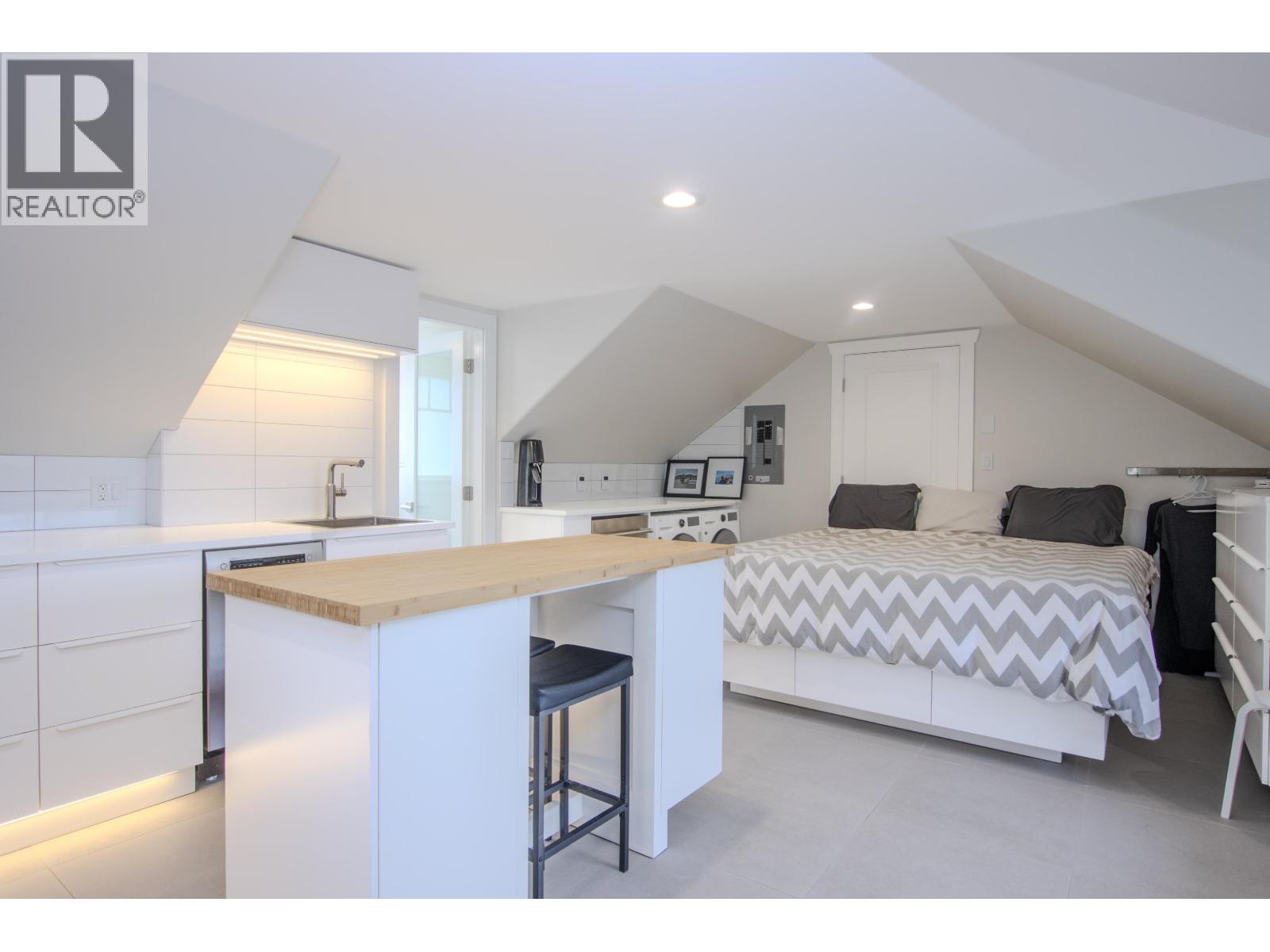 1003 ASH PLACE, Squamish