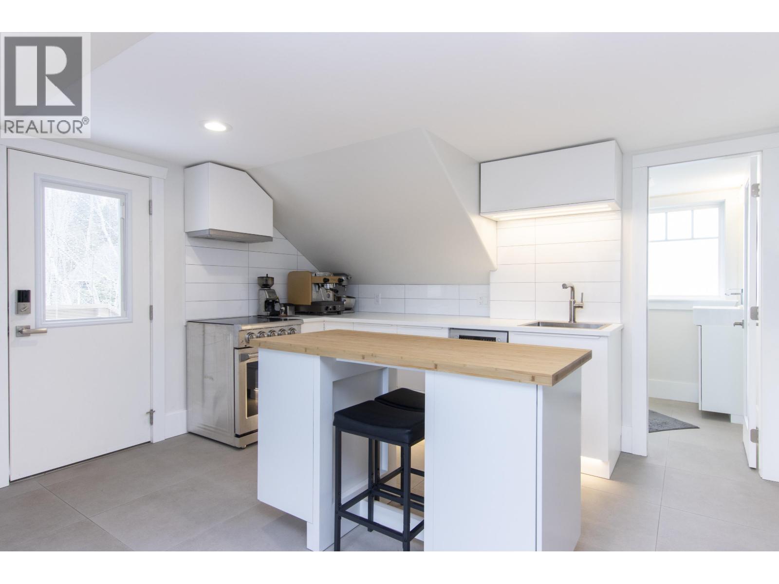 1003 ASH PLACE, Squamish