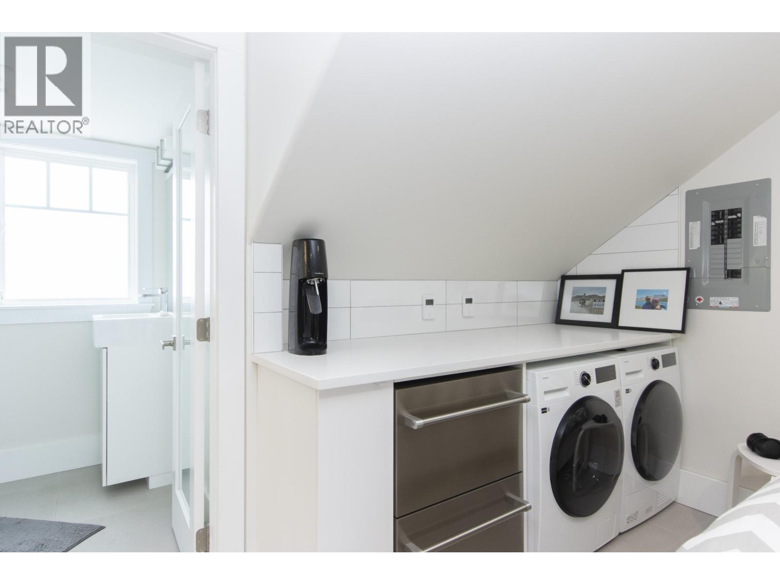 1003 ASH PLACE, Squamish