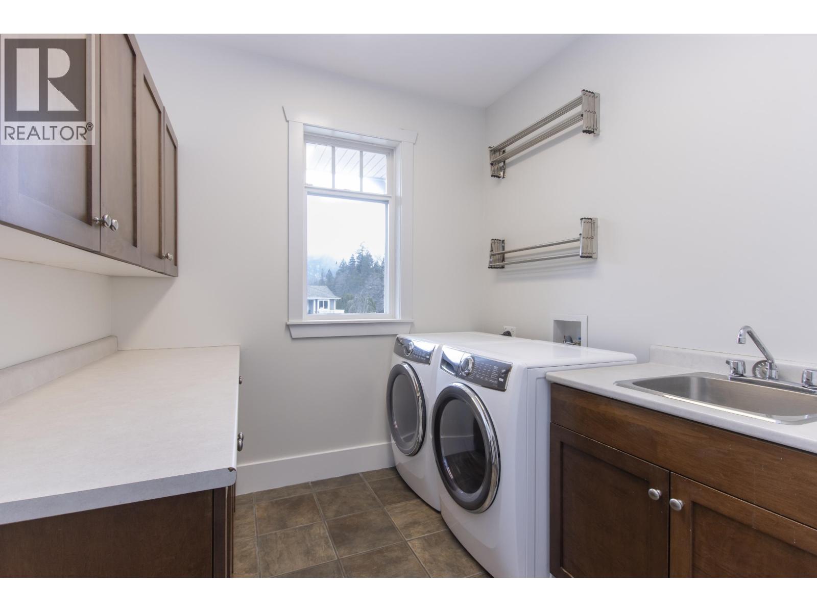 1003 ASH PLACE, Squamish