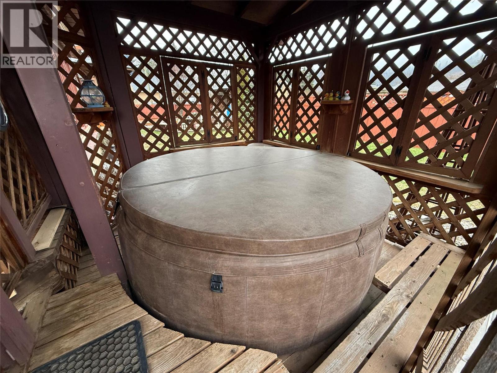 1094 WANJOFF ROAD - 34