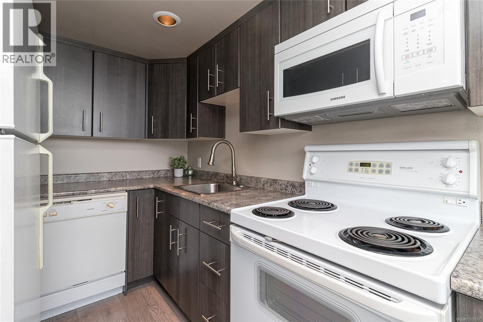 301 9805 Second Street, Sidney