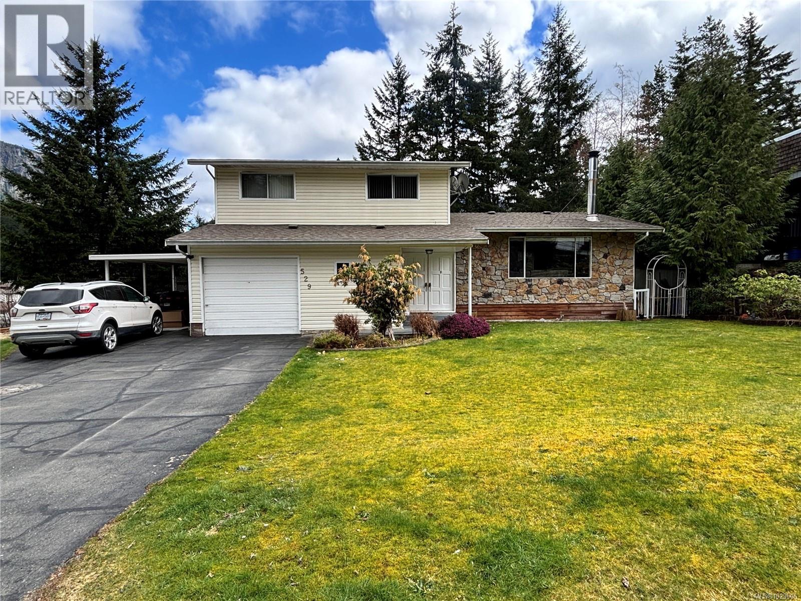 529 Cedar Cres - 1