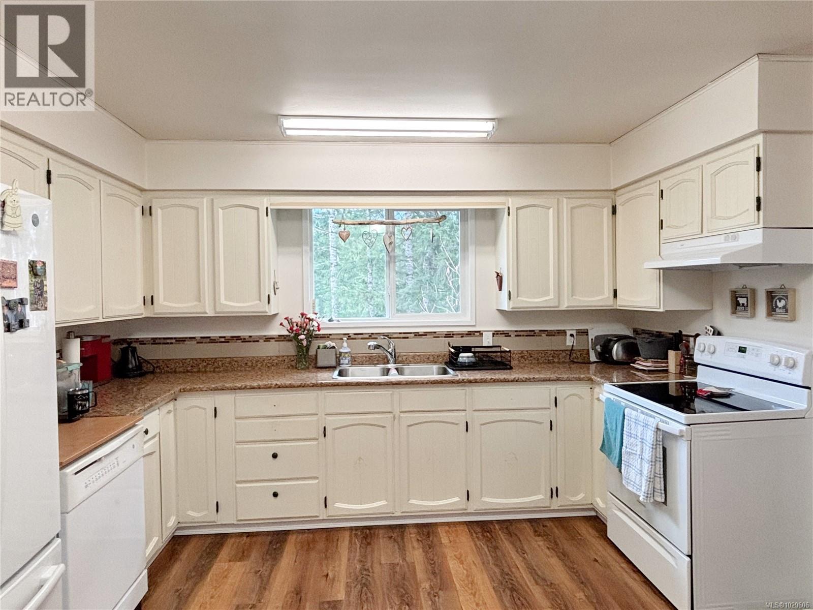 529 Cedar Cres - 2