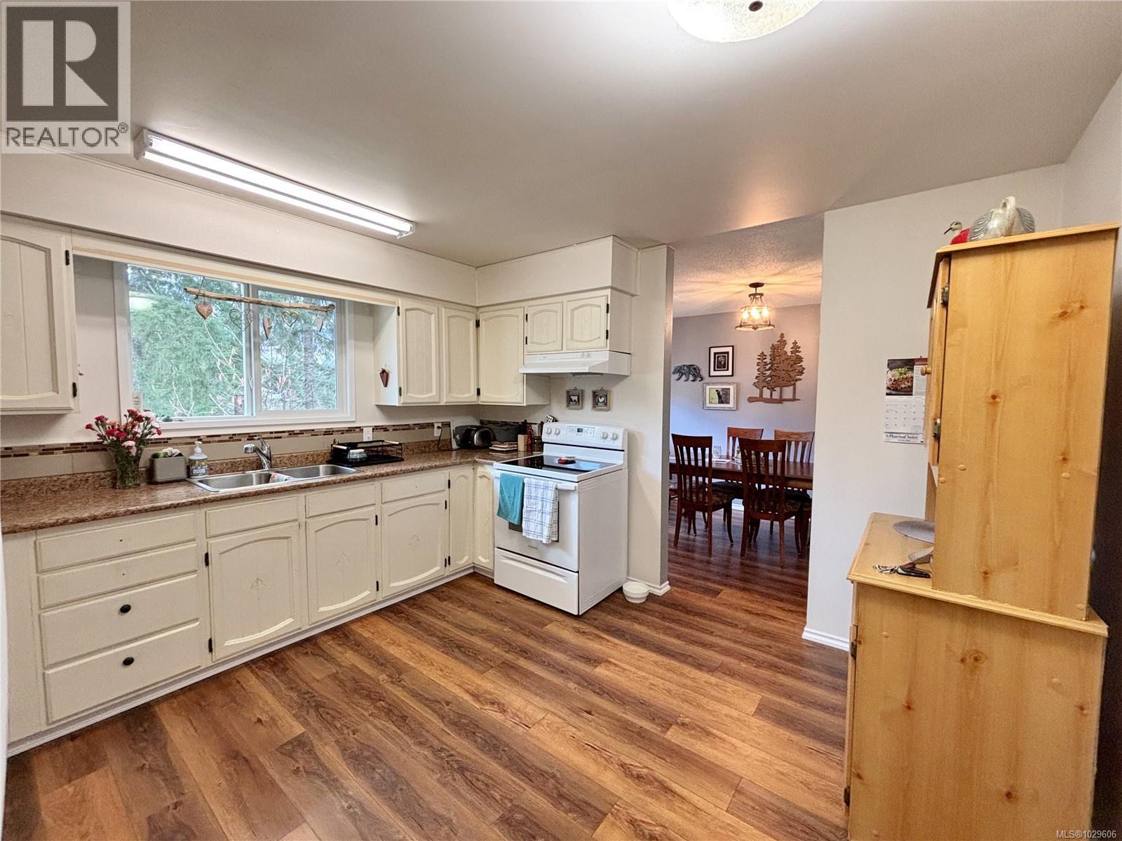 529 Cedar Cres - 3