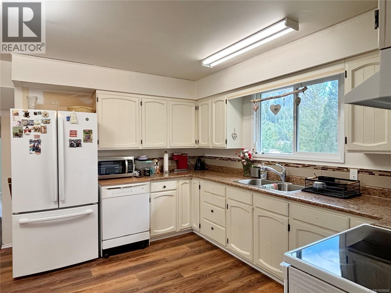 529 Cedar Cres - 4