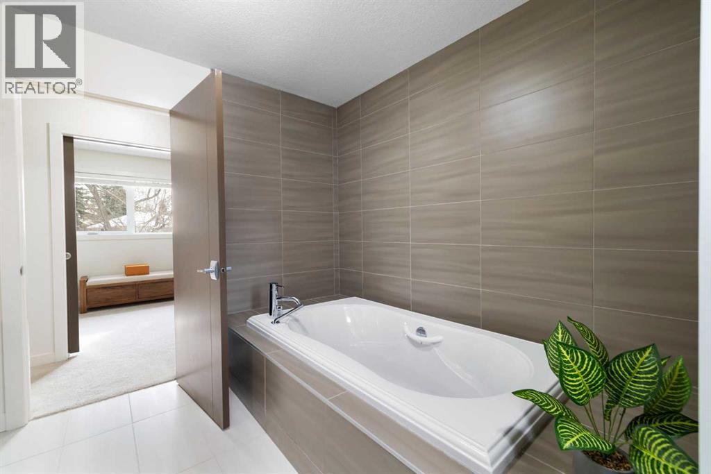 Single Family House for Sale in  Upton Place NW University Heights Calgary 