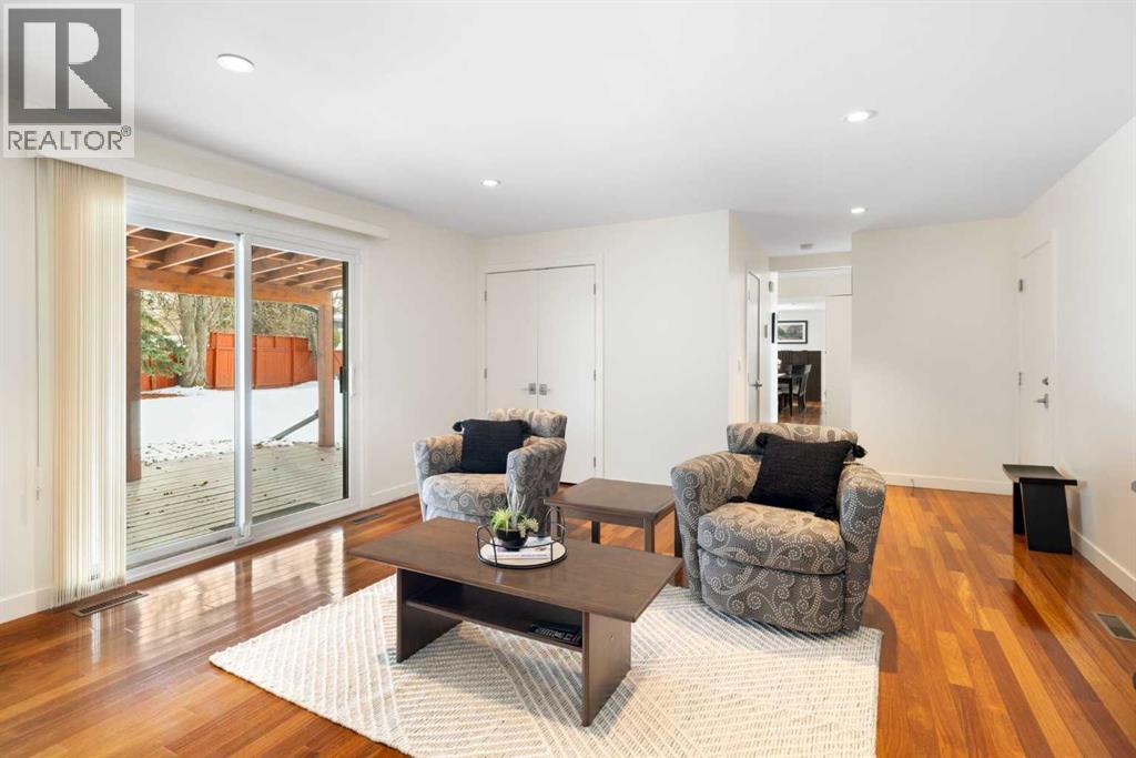 Single Family House for Sale in  Upton Place NW University Heights Calgary 