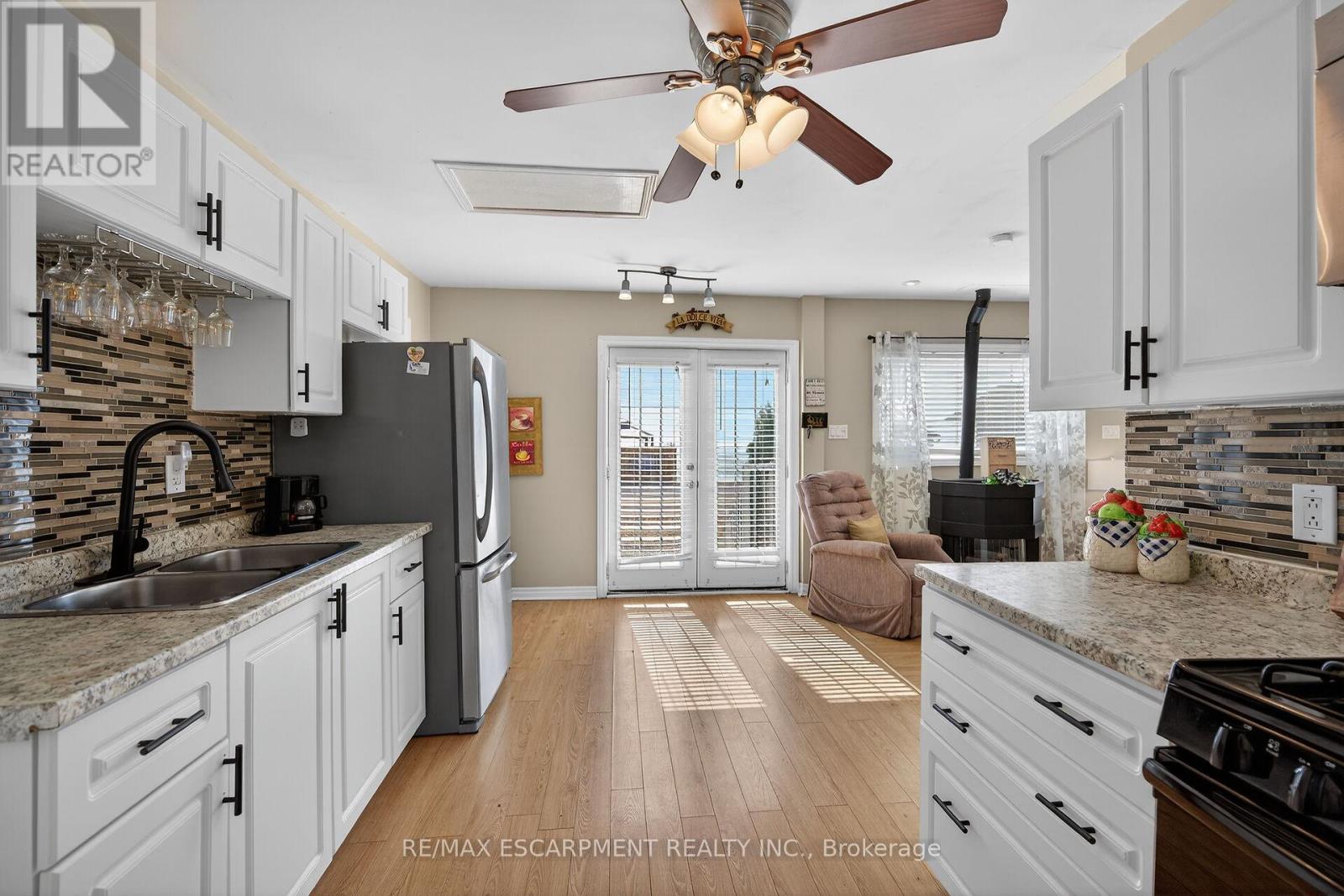 87 LAKESHORE ROAD - 12