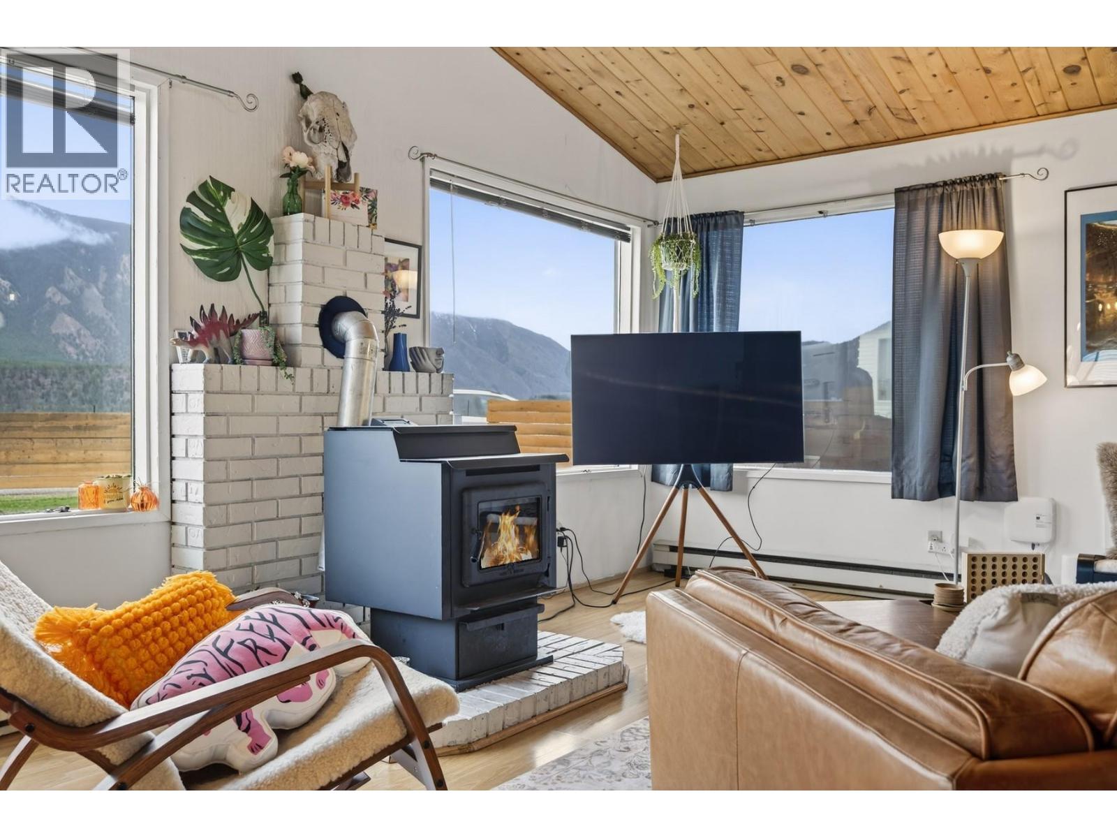 359 MOUNTAINVIEW Road, Lillooet