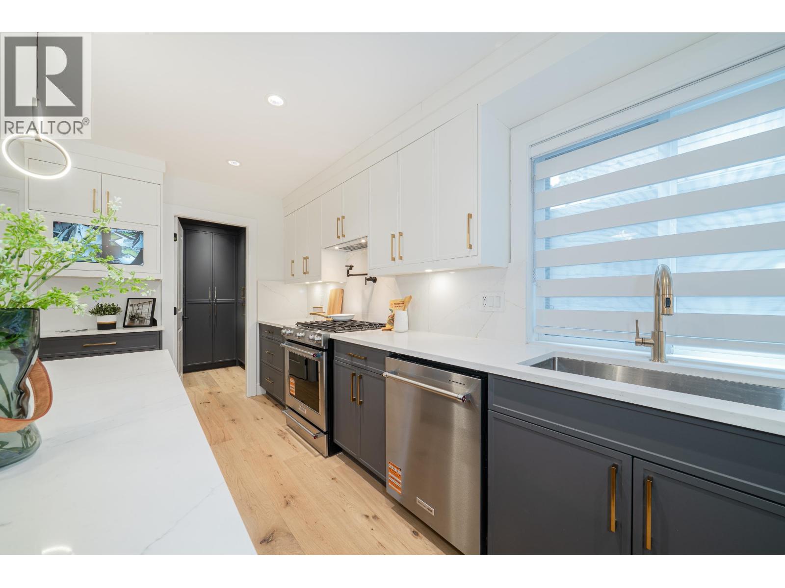 4919 VENABLES STREET, Burnaby