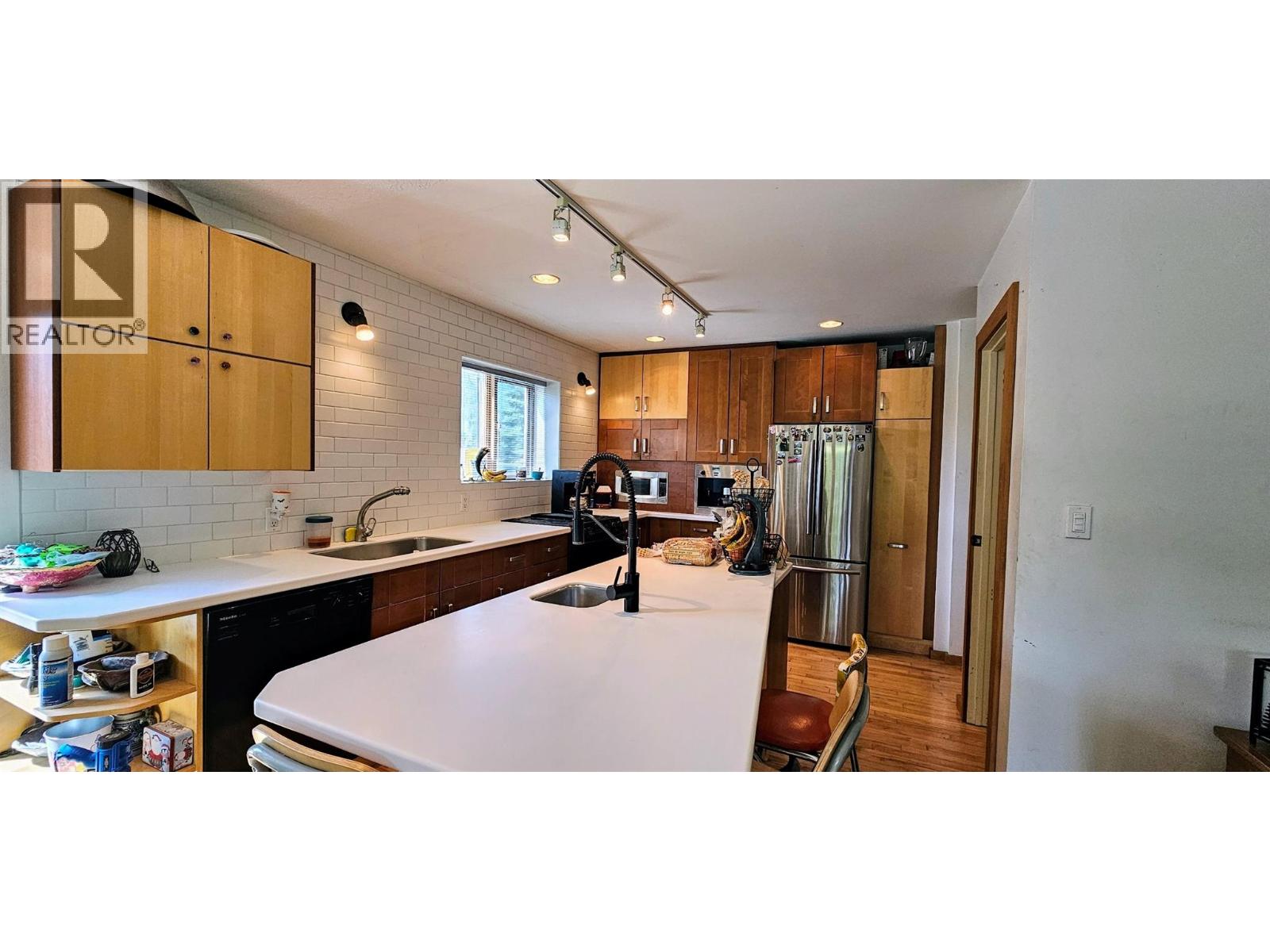 3560 ISLAND POND Road - 4
