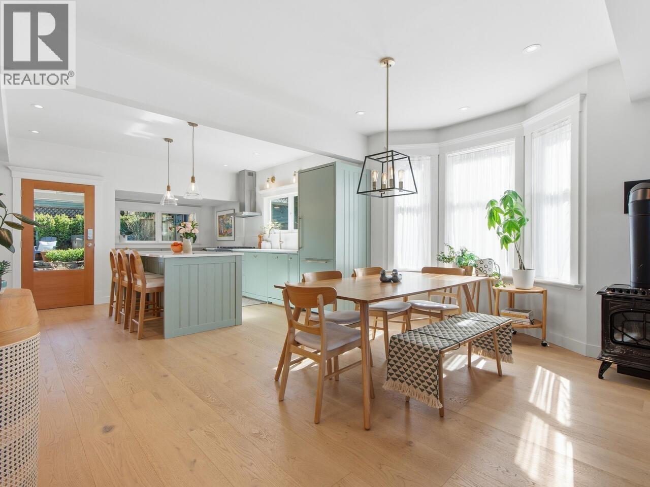 2224 VICTORIA Drive - photo 2