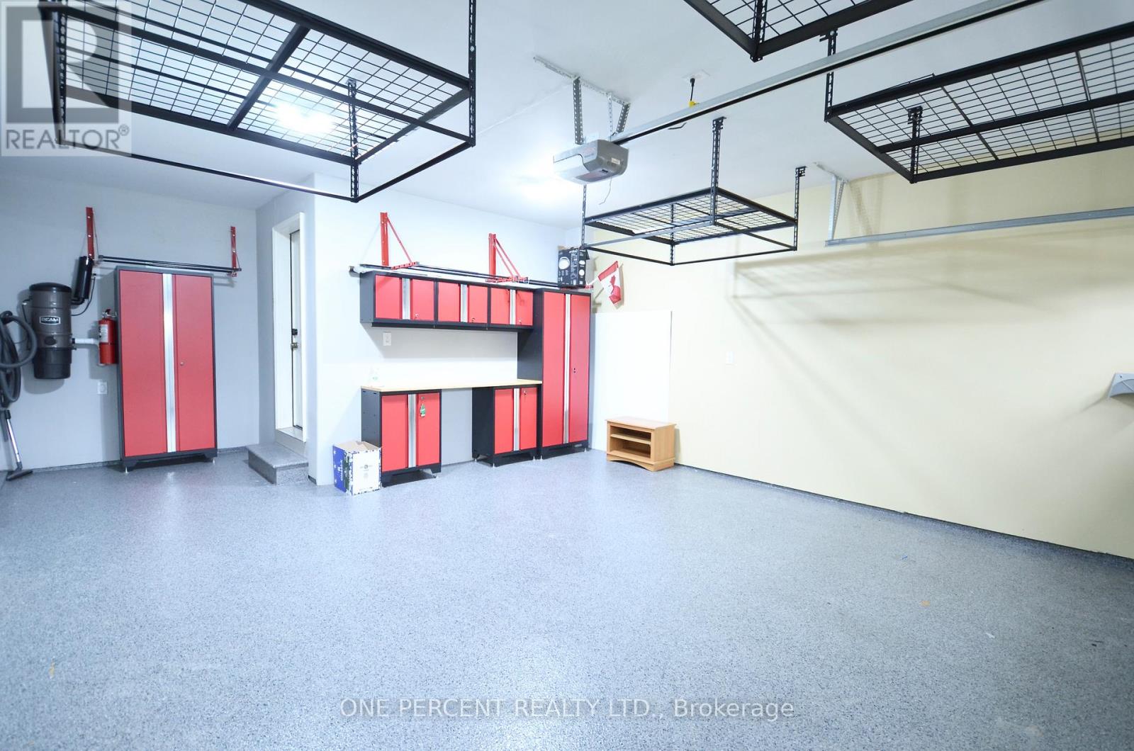 8 MOES CRESCENT - 25