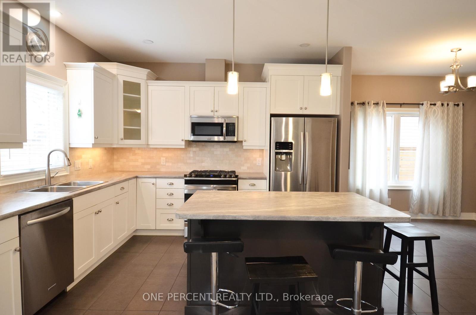 8 MOES CRESCENT - 8