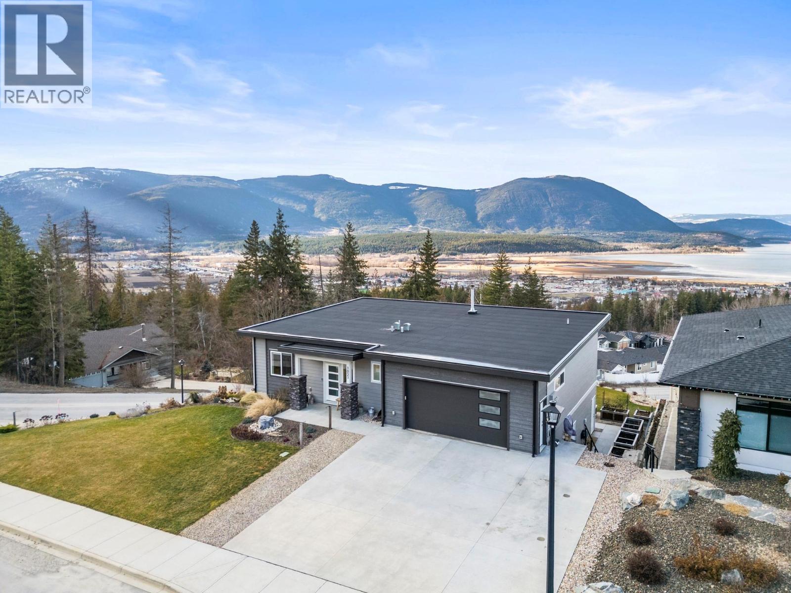  1021 17 Avenue Southeast, Salmon Arm