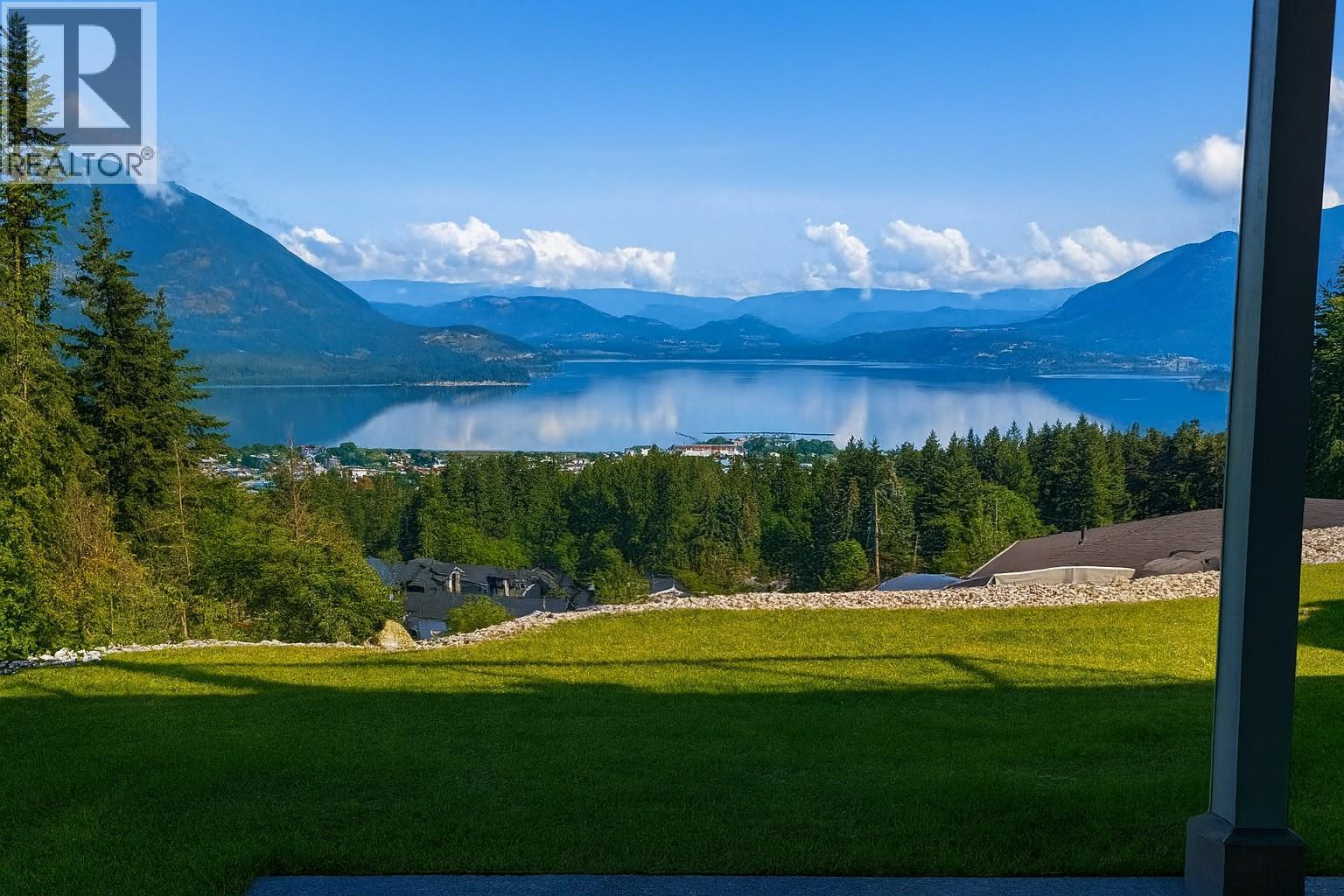  1021 17 Avenue Southeast, Salmon Arm