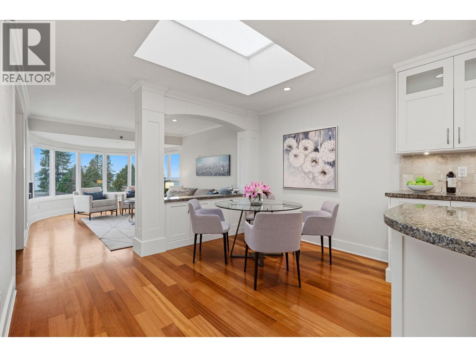 302 2455 BELLEVUE AVENUE, West Vancouver