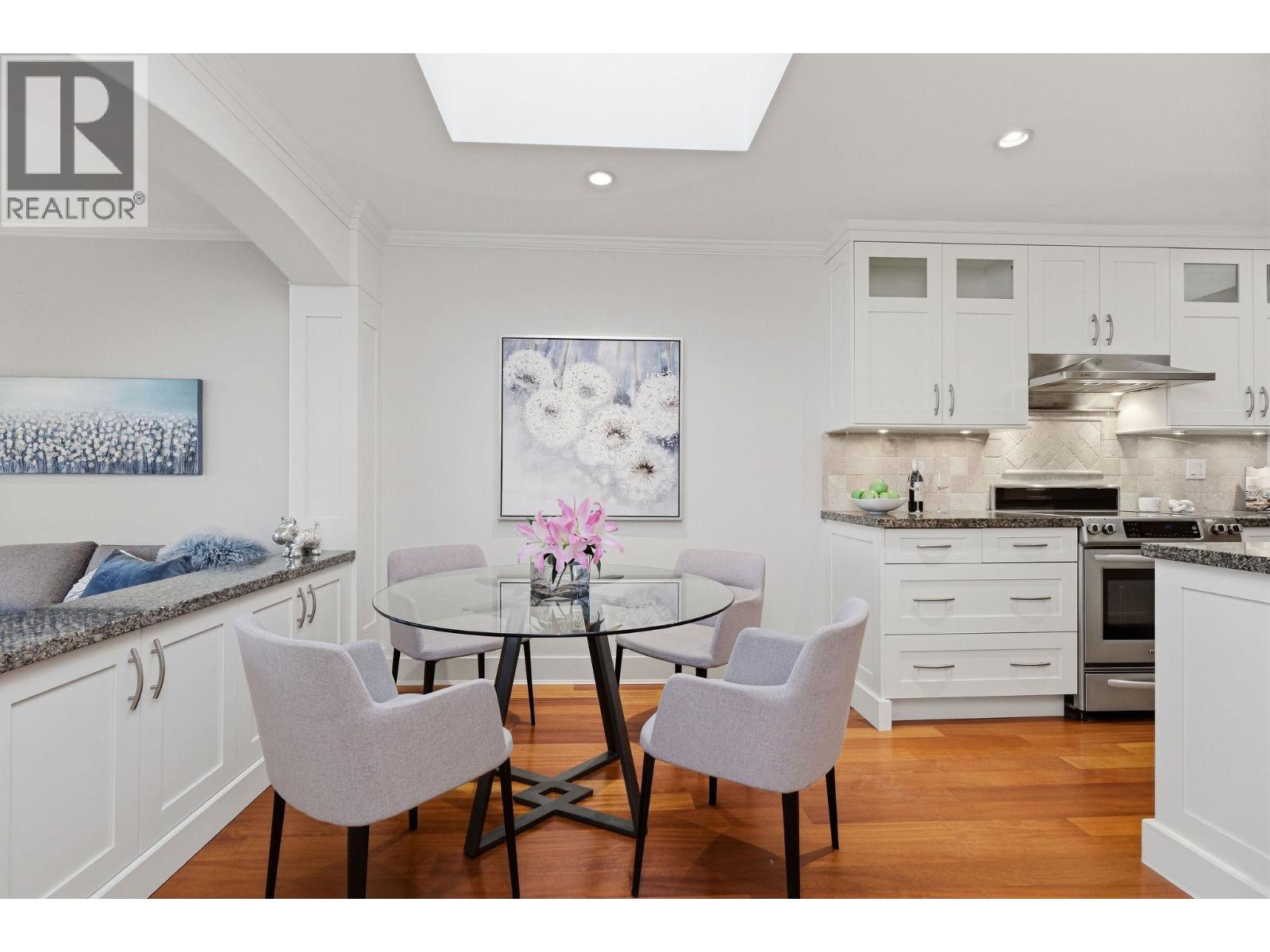 302 2455 BELLEVUE AVENUE, West Vancouver