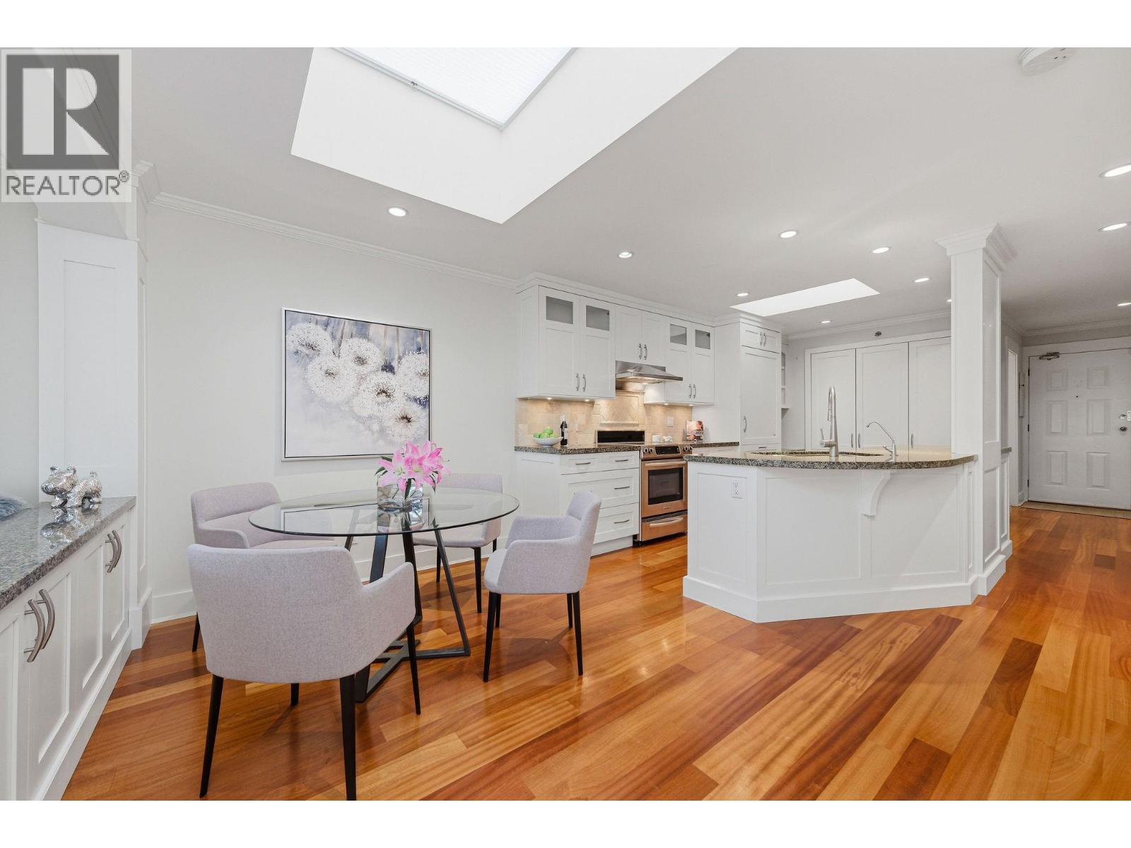 302 2455 BELLEVUE AVENUE, West Vancouver