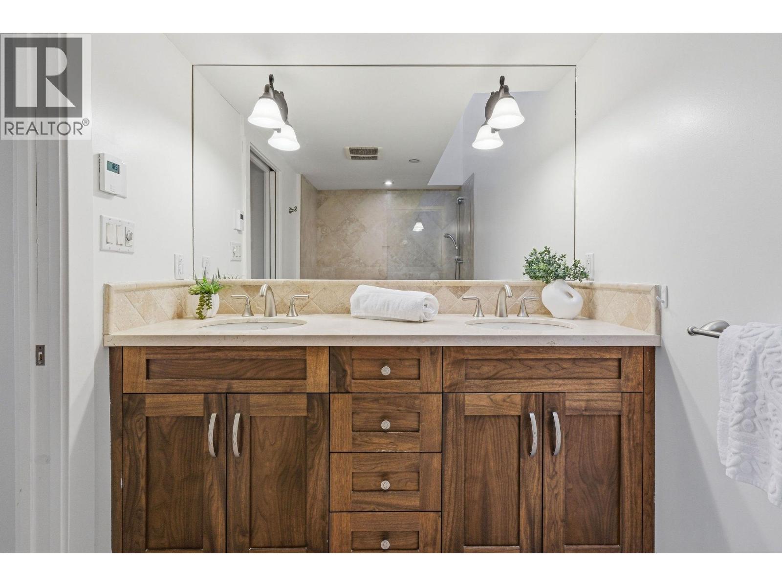 302 2455 BELLEVUE AVENUE, West Vancouver