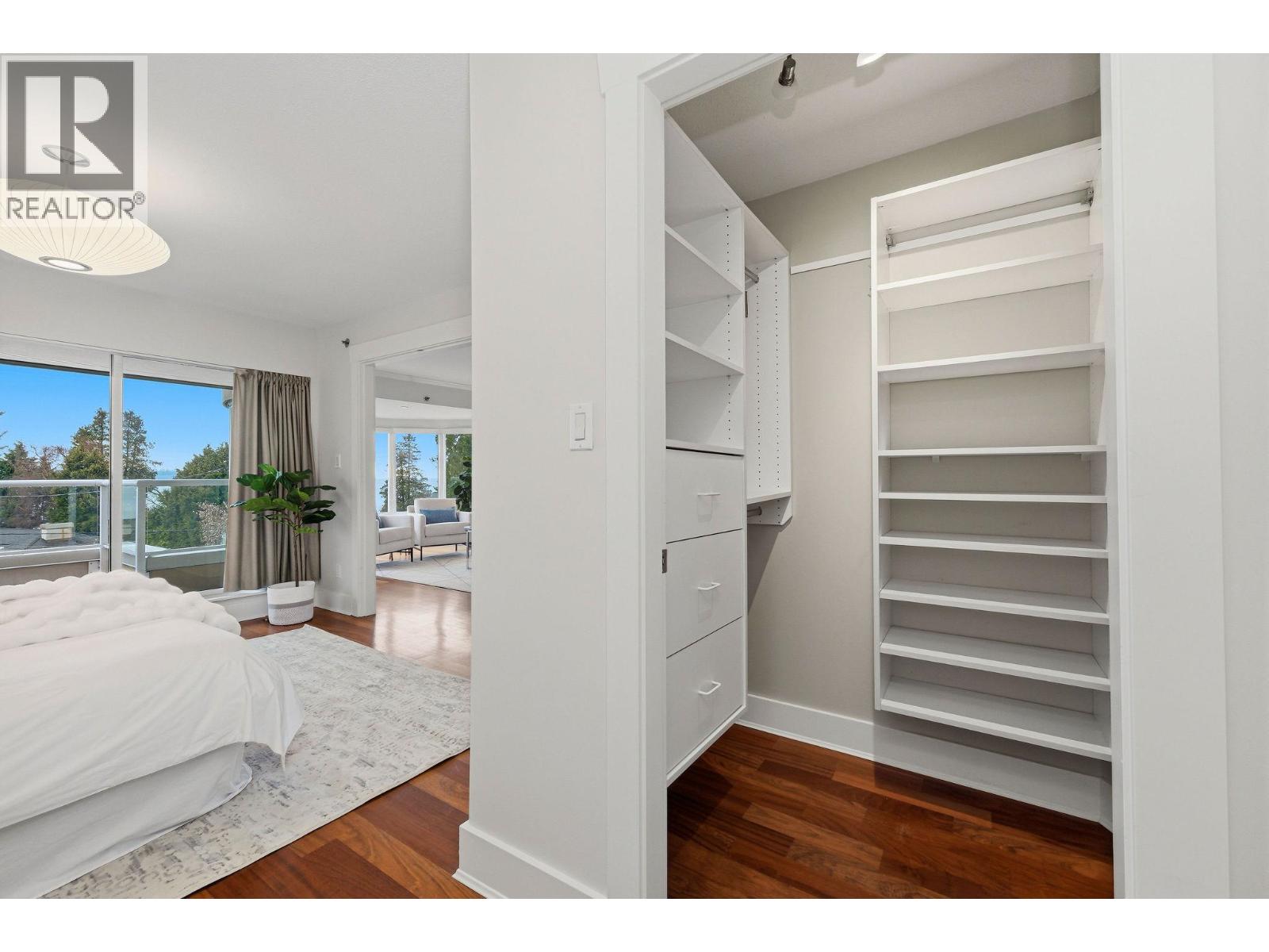 302 2455 BELLEVUE AVENUE, West Vancouver