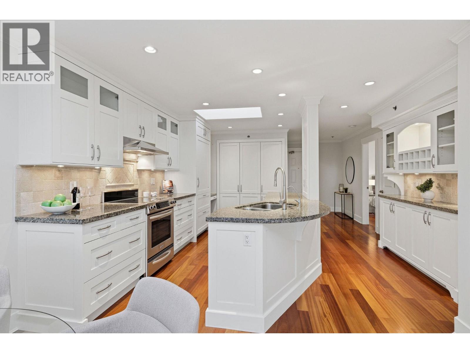 302 2455 BELLEVUE AVENUE, West Vancouver