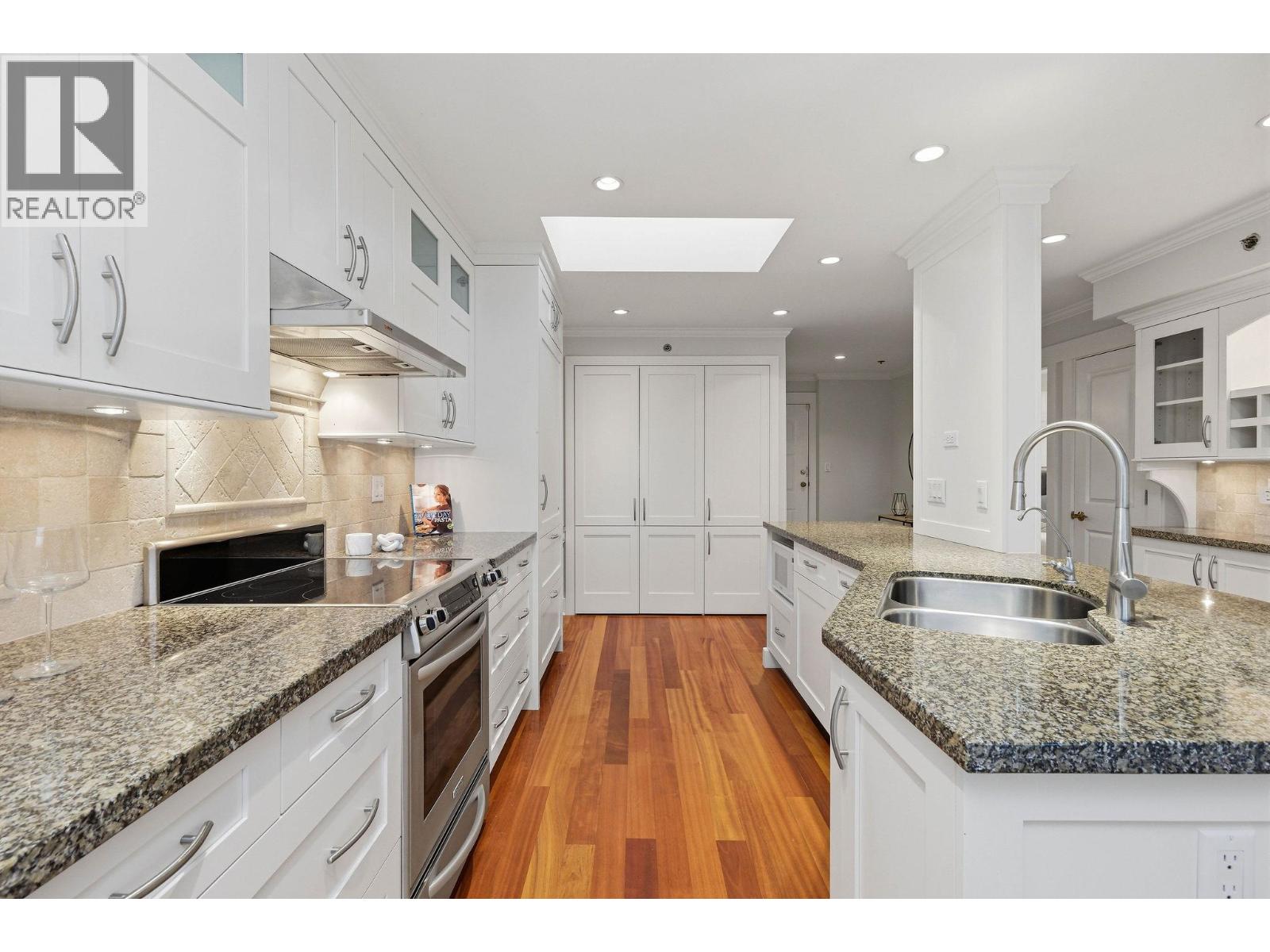 302 2455 BELLEVUE AVENUE, West Vancouver